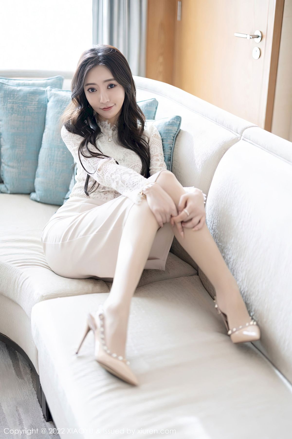 王馨瑶yanni - 白色长裙+原色丝袜性感写真