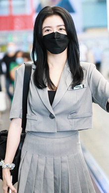 蔡卓宜黑色口罩+百褶裙手机壁纸