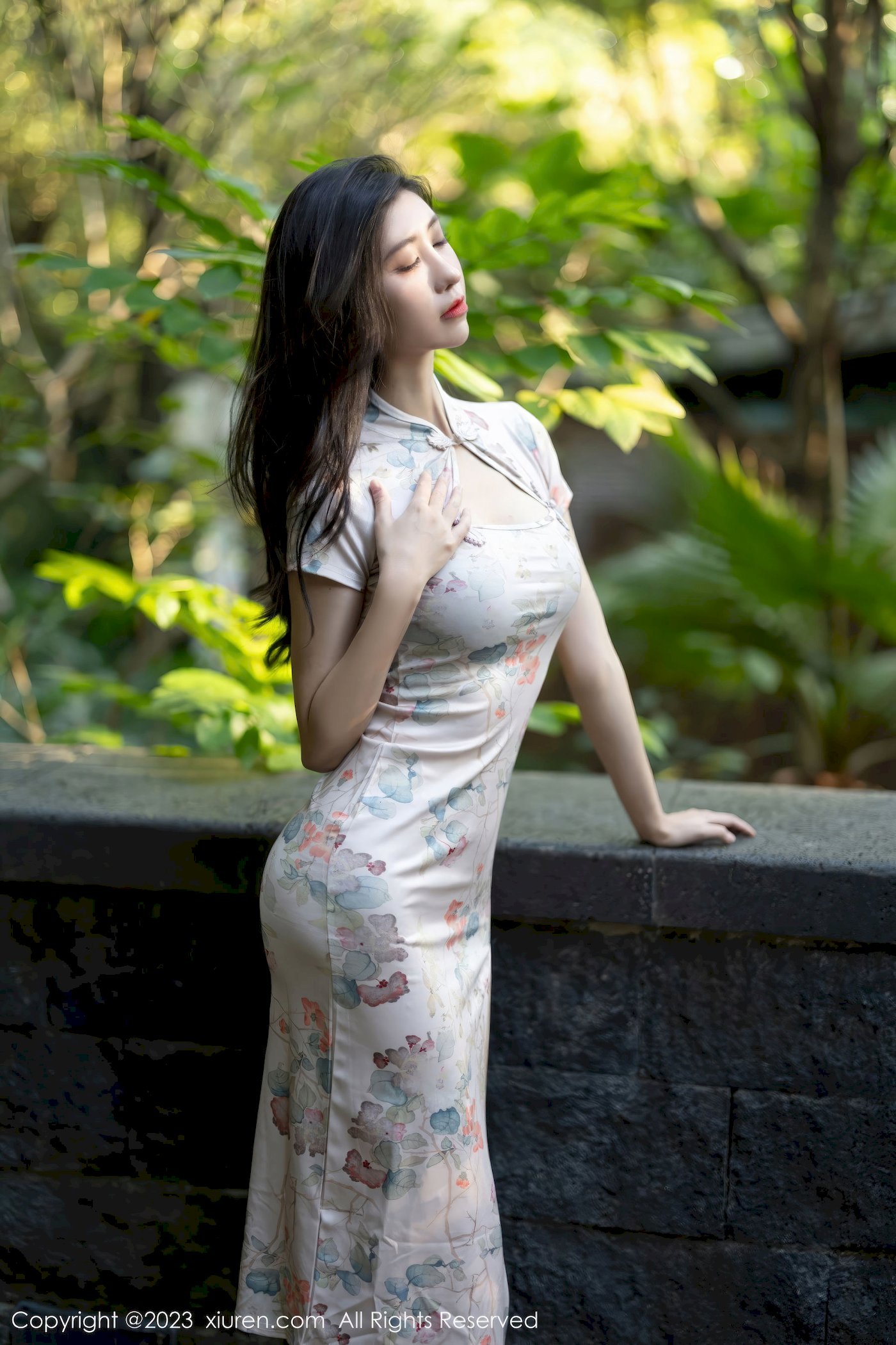 新人章芃芃 - 旗袍服饰+魅惑黑丝性感写真