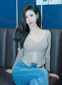 [XiuRen秀人网] No.7041 新人章芃芃 - 杏色上衣+简约牛仔裤性感写真