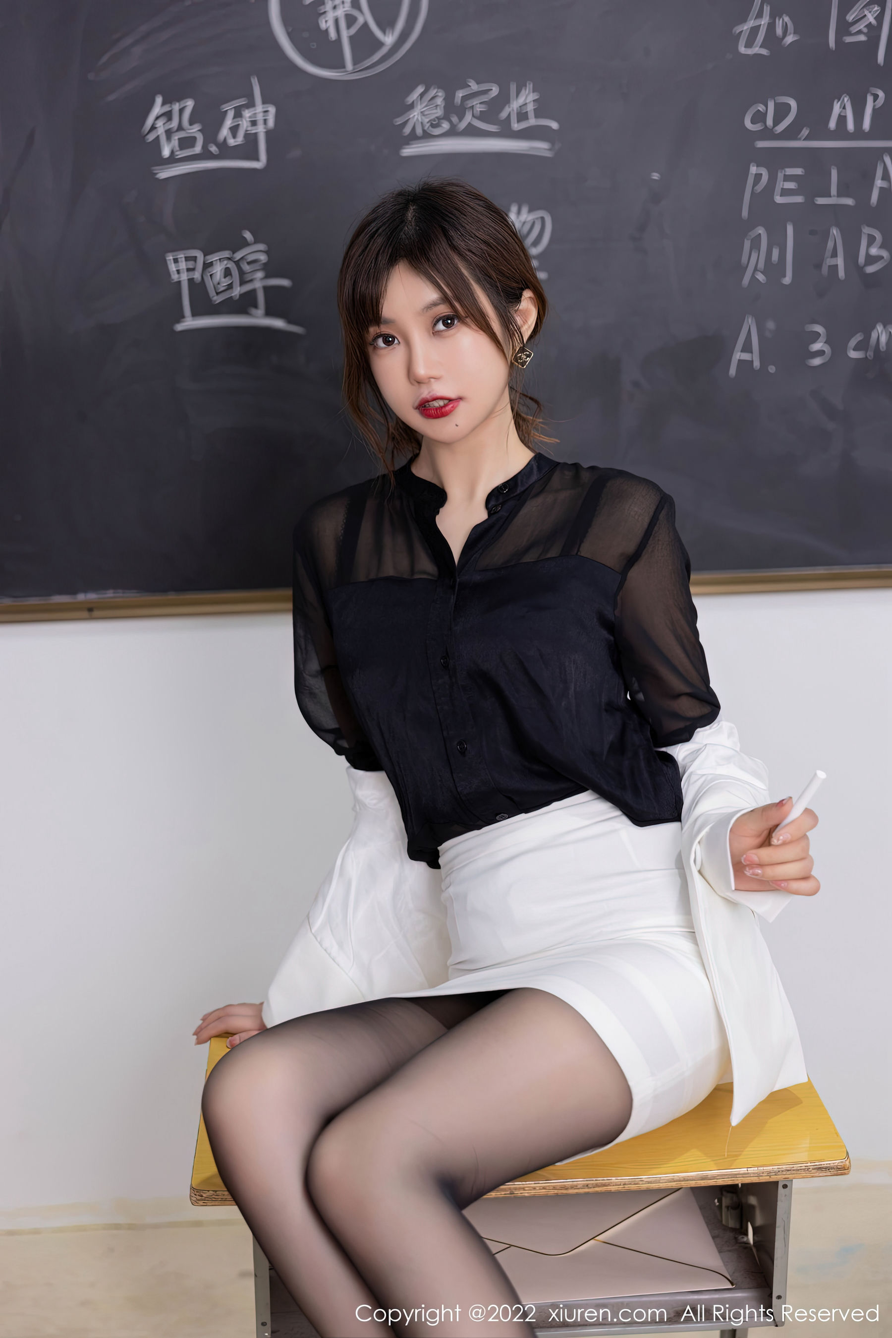 绮里嘉ula - 白色制服+黑色衬衣性感写真