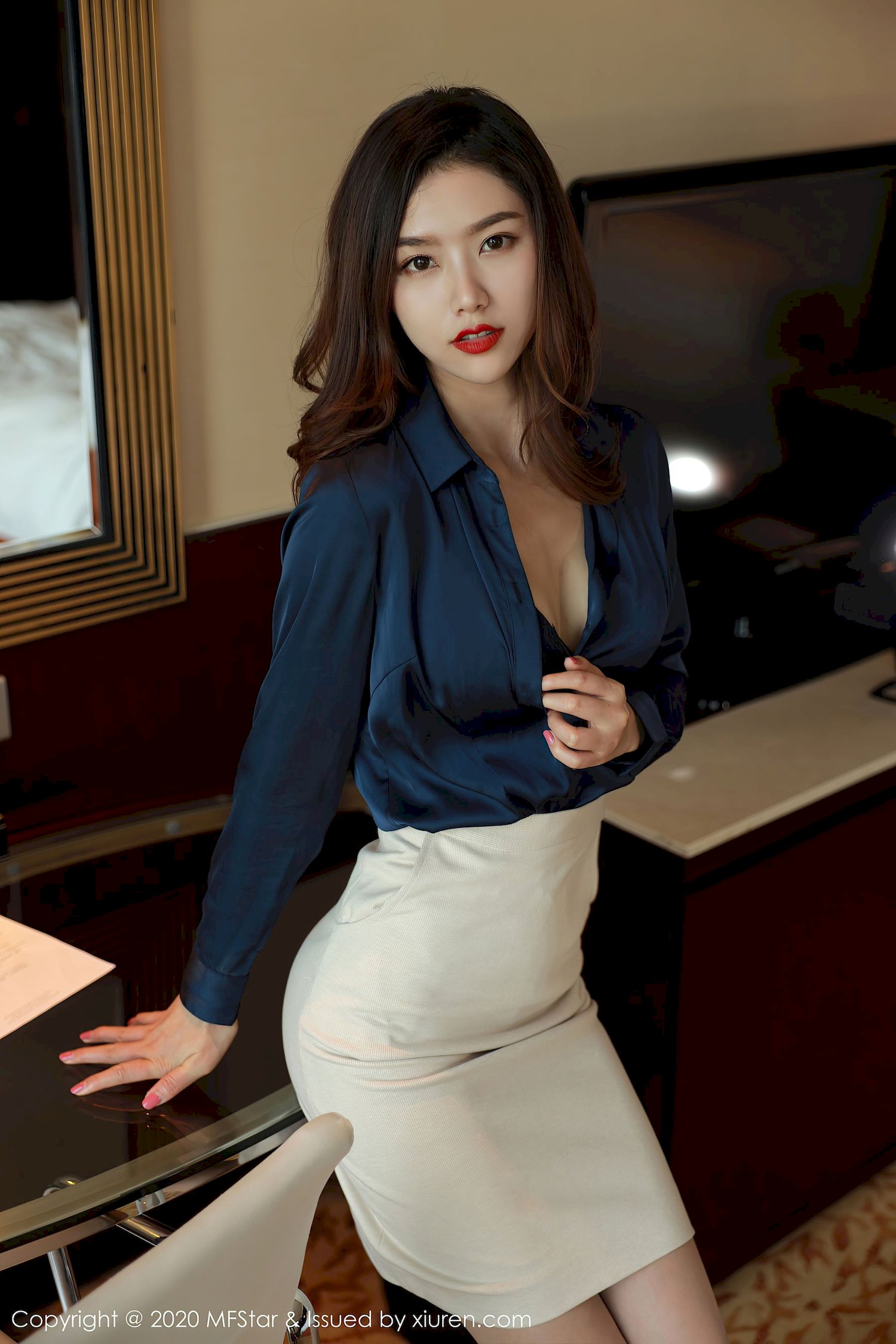 方子萱 - 秘书OL+高挑身姿性感写真