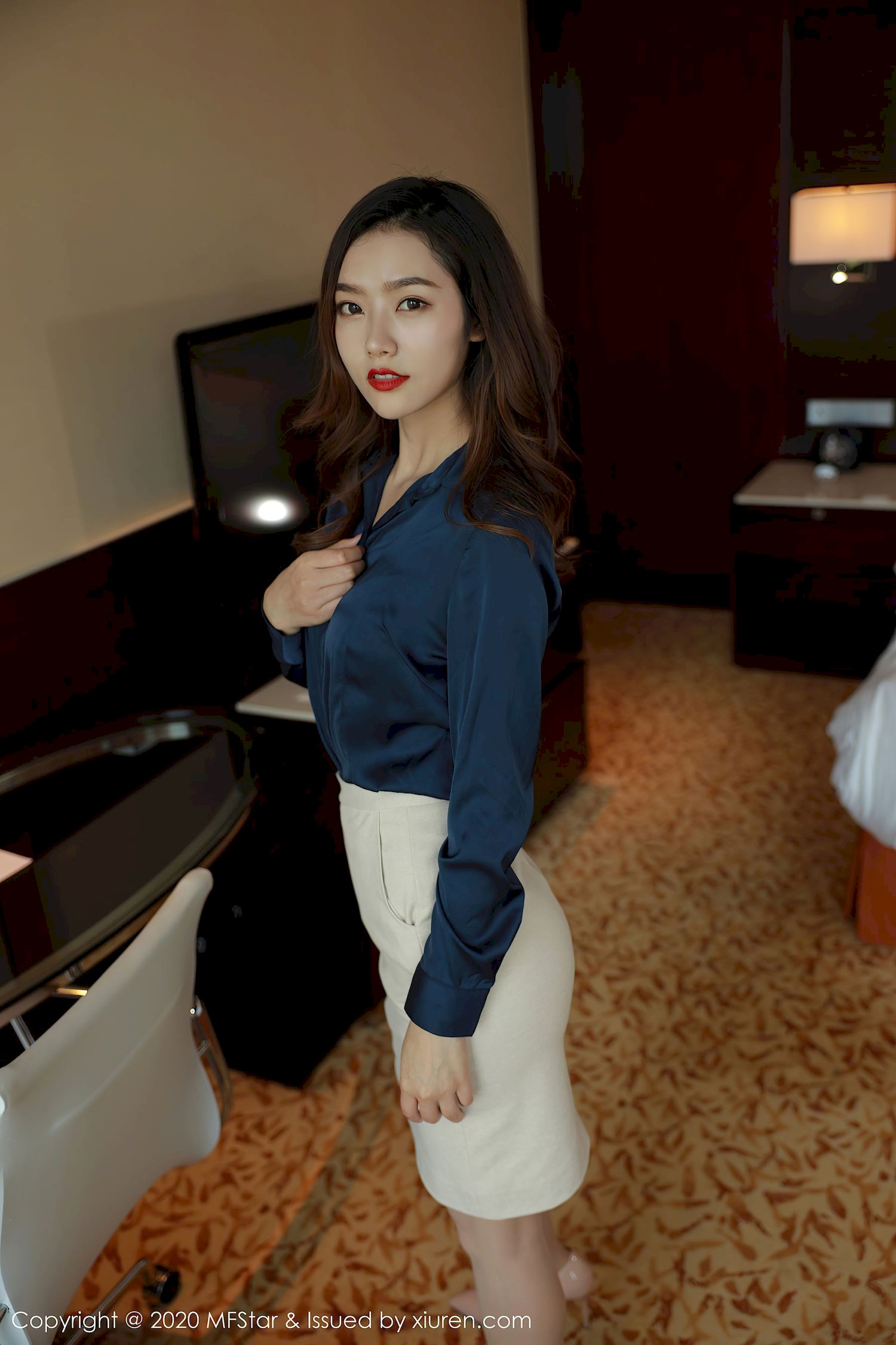方子萱 - 秘书OL+高挑身姿性感写真