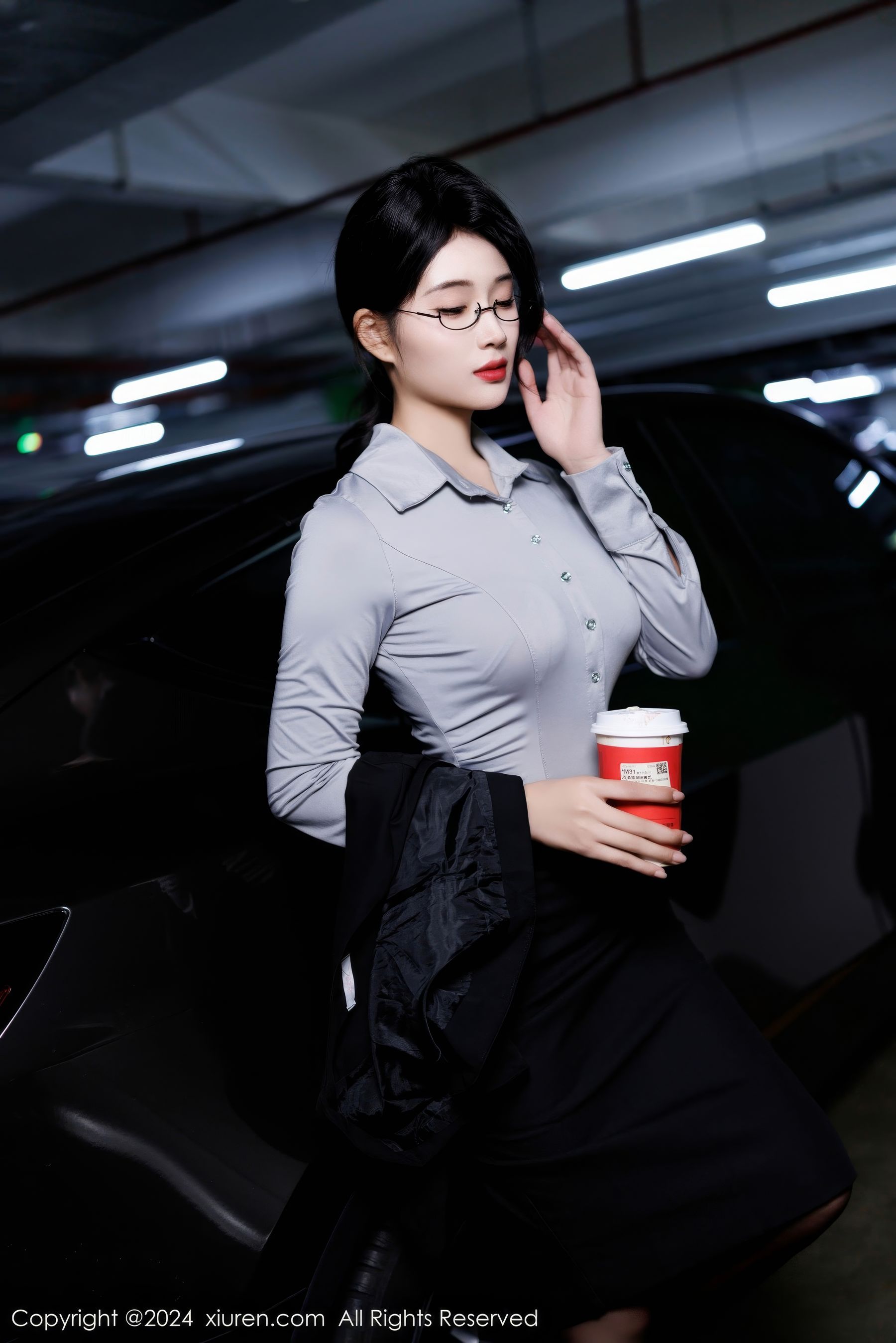 南乔 - OL服饰+黑色短裙首套写真
