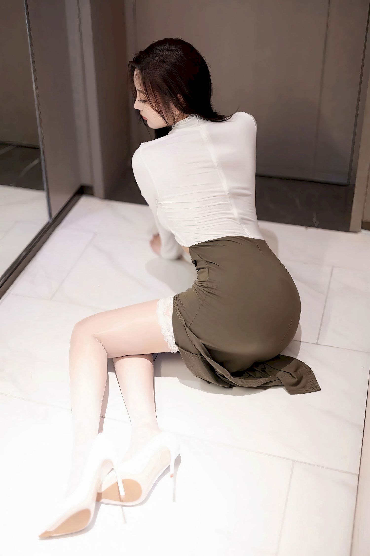 杨晨晨Yome - 白色上衣+丰腴身材写真
