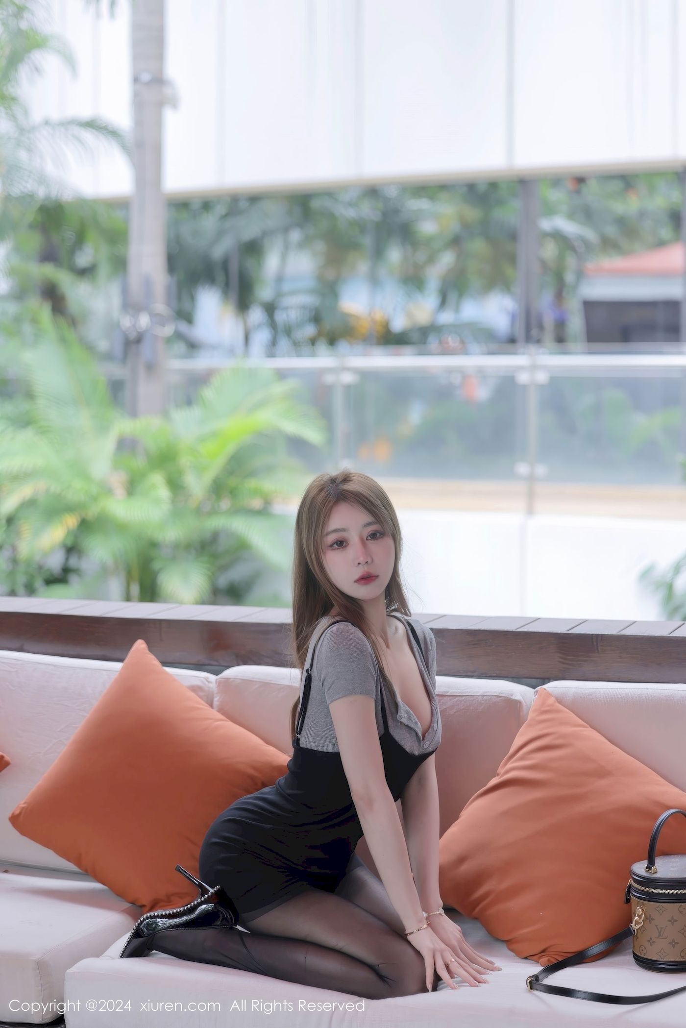 Zoe柚柚 - 连衣短裙+凹凸身材性感写真