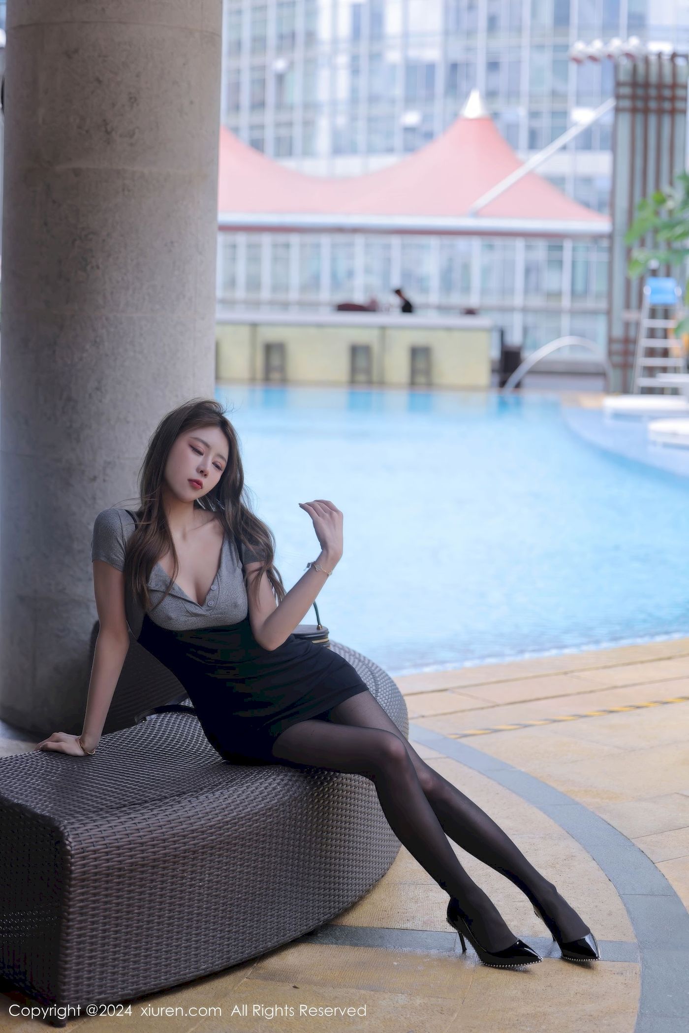 Zoe柚柚 - 连衣短裙+凹凸身材性感写真